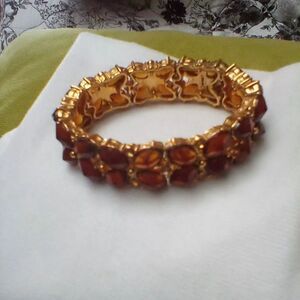Amber Gem Stone Stretch Bracelet.  Glistens in the light. Perfect condition.